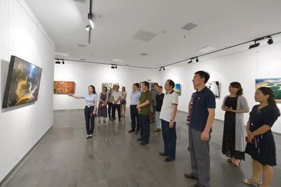 郑州市文联组织参观“党徽闪耀中原” 郑州市第一届党建主题摄影展